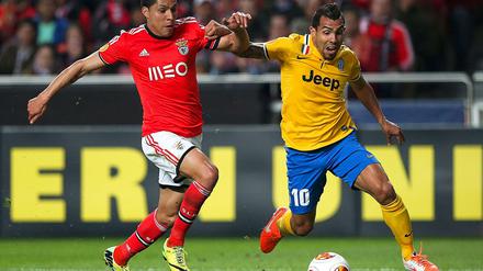 Ellbogen raus. Benficas Enzo Perez (links) im Duell mit Carlos Tevez in Diensten von Juventus Turin. Der Argentinier erzielte in der zweiten Halbzeit den Ausgleich für die Italiener. 