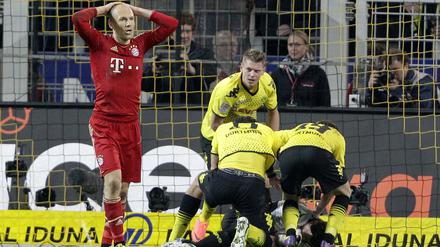 Der Münchner Arjen Robben (l.), hier nach einem verschossenen Elfmeter 2012, fehlt diesmal gegen Dortmund.