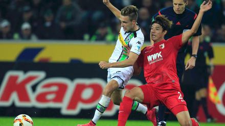 Endlich wieder zweikampfstark: Patrick Herrmann (l.), Flügelstürmer bei Borussia Mönchengladbach, setzt sich im Zweikampf mit Hong Jeong-ho vom FC Augsburg durch. (