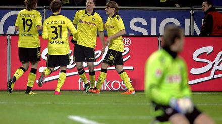 Dortmunder jubeln über den Treffer von Robert Lewandowski gegen den 1. FC Köln.