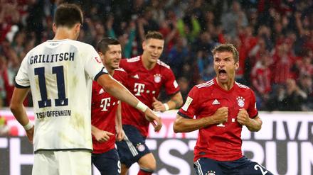 Thomas Müller (rechts) erzielte in der 23. Minute für Bayern München das Premierentor der neuen Spielzeit.