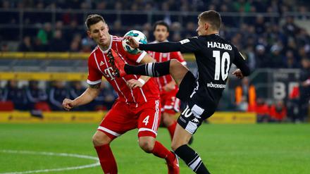 Auf dem Weg zum 1:0. Gladbachs Thorgan Hazard holte gegen Bayerns Niklas Süle den Handelfmeter heraus.