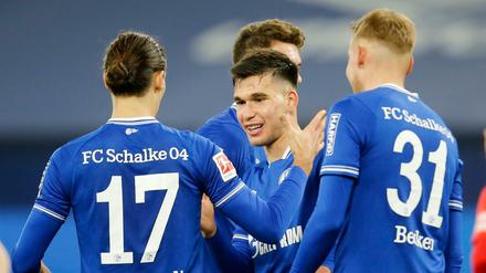Endlich mal wieder jubeln: Schalke feierte seinen zweiten Saisonsieg gegen Augsburg.