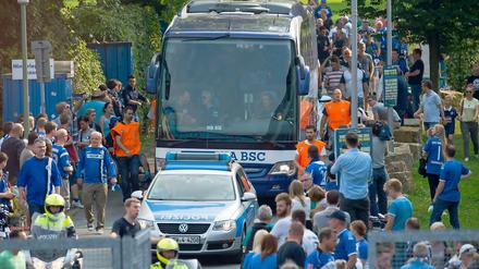 Sicherheit geht vor. Der Hertha-Bus am Montag auf dem Weg ins Bielefelder Stadion.