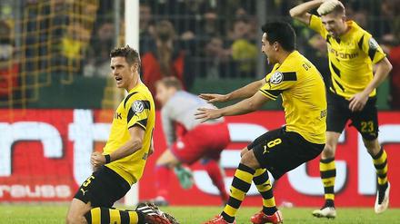 Wie ein Revolverheld. Sebastian Kehl (l.) erlöst Dortmund mit seinem Siegtor.