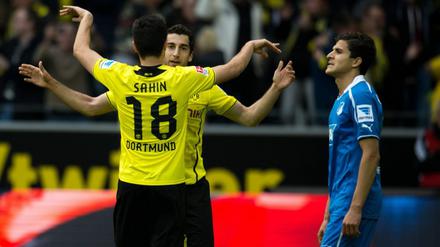 Dortmunds Sahin (li.) jubelt mit Torschütze Mkhitaryan.