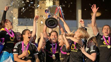 Frankfurts Kerstin Garefrekes (M) hält nach dem 2:1-Sieg den Champions League Pokal hoch.