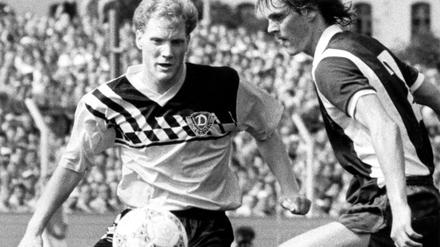 Im August 1989 spielte Matthias Sammer (li., im Zweikampf mit Jörg Bär von Fortschritt Bischofswerda) noch für Dynamo Dresden. 
