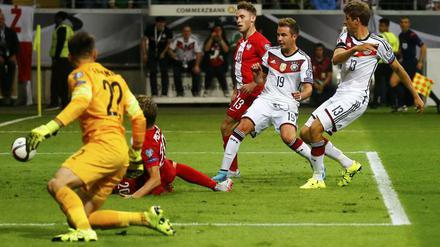 Da klingelt's. Thomas Müller trifft zum 1:0 für Deutschland gegen Polen.