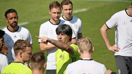 Richtung vorgeben: Bundestrainer Löw feierte mit seinen Spielern erste Erfolge.