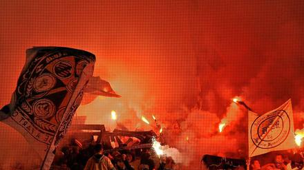 Am 25. Oktober 2011 zündeten Dresdner Fans beim Pokalspiel gegen Dortmund Feuerwerkskörper.