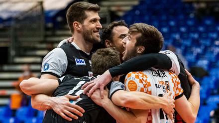 Die Spieler der BR Volleys feiern die deutsche Meisterschaft. Nicht alle von ihnen kehren in der nächsten Saison nach Berlin zurück.