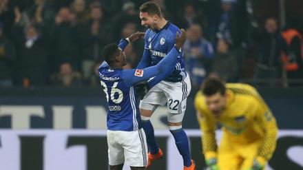 Marko Pjaca und Breel Embolo (l) von Schalke bejubeln das 1:0 gegen Berlin. 