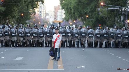 In Buenos Aires waren Tausende Polizisten im Einsatz, dennoch gab es am Rande der Copa Libertadores große Ausschreitungen. 