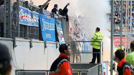 Hansa-Fans sorgten in Düsseldorf beinahe für einen Spielabbruch.