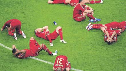 Maikäfer lieg! Spieler des FC Bayern München nach der Niederlage im Champions-League-Finale. Vorne gekrümmt: Bastian Schweinsteiger.