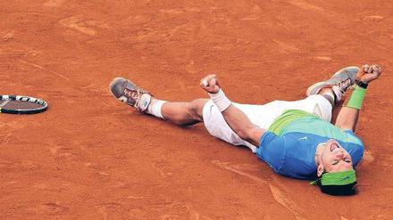 Endlich zurück. Nach der Vorjahres-Niederlage gegen Söderling zeigte sich Nadal sichtlich gerührt über seinen 6:4, 6:2, 6:4-Erfolg. Foto: dpa