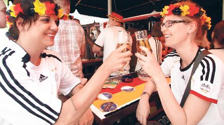 Prost! Die deutschen Brauereien erhoffen sich mehr Verkauf durch Siege der deutschen Mannschaft. Foto: AFP