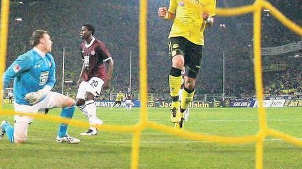 Prall gefülltes Netz. Die Borussia bejubelt gerade ziemlich viele Tore wie hier Lucas Barrios bei einem von fünf Dortmunder Treffern. Foto: Fishing4
