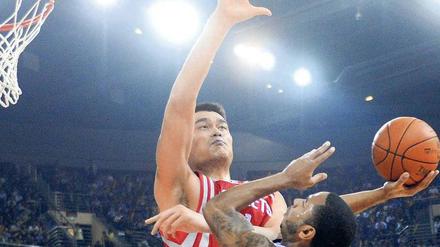 Der letzte Star. Profibasketballer Yao Ming (l.) ist einer der wenigen chinesischen Sportler, die international bekannt sind. Foto: AFP