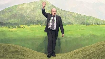 Der Barmherzige aus der Fifa-Straße. Joseph Blatter reklamiert für seinen selbstlosen Einsatz als Präsident des Verbands nicht weniger als den Friedensnobelpreis. Foto: Pixathlon