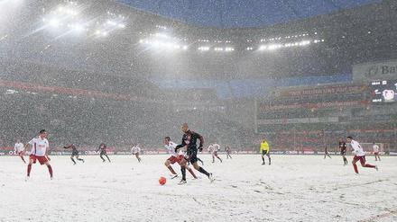 Weiß auf grün. Der Schnee deckte das Spielfeld in Leverkusen am vierten Advent völlig zu. Foto: Reuters