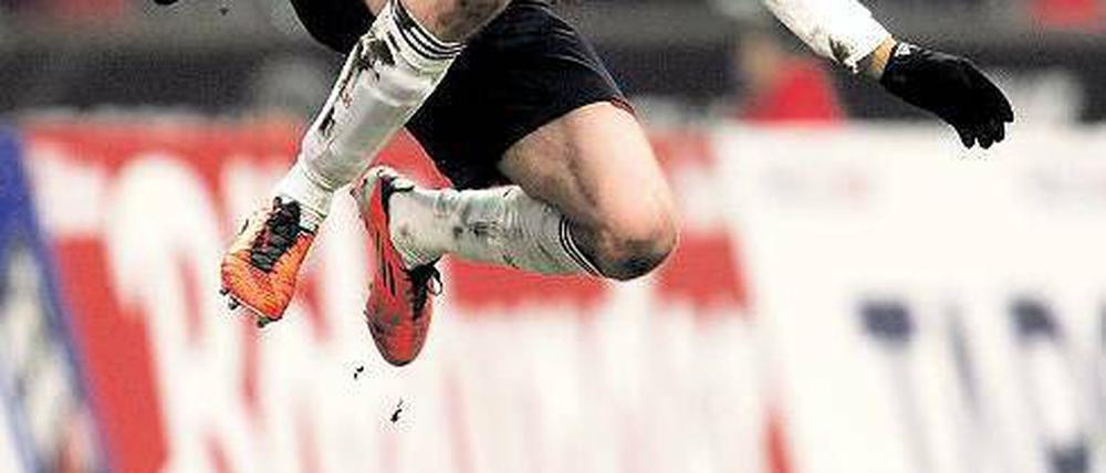 Noch höher in der Liga. Thomas Müller rückt mit den Bayern auf Platz drei vor. Foto: dapd