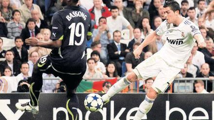 Gut gegelt ist halb gewonnen. Cristiano Ronaldo (r.) erzielt das 4:0 für Real Madrid, Tottenhams Sébastien Bassong kann es nicht mehr verhindern. Foto: Reuters