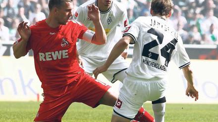 So läuft das nicht. Wie sein 1. FC Köln ging Lukas Podolski beim Derby in Mönchengladbach in die Knie. Foto: dapd