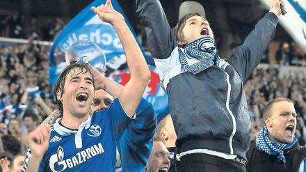 Der Señor macht Party. Raúl im Kreis Schalker Fans. Foto: AFP