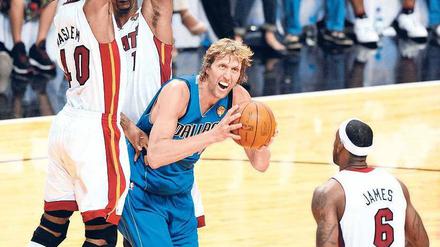 Einer ist nicht zu bremsen. Selbst drei Gegenspieler konnten Dirk Nowitzki im zweiten Finalspiel der NBA zwischen seinen Dallas Mavericks und den Miami Heat nicht stoppen. Foto: dpa