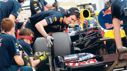 Einmal Medium, bitte. Red-Bull-Pilot Mark Webber bekommt bei der Qualifikation zum Großen Preis von Valencia einen frischen Reifensatz. Das orchestrierte Wechselspiel ist in dieser Saison deutlich öfter vonnöten als noch letztes Jahr mit den Bridgestone-Reifen. Foto: dpa