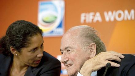 Ungleiches Paar: OK-Chefin Steffi Jones und Fifa-Chef Joseph Blatter. Viel zu sagen hatten sich die beiden bei dem Termin in Berlin nicht.
