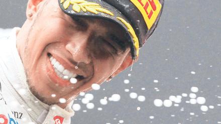 Das perlt aber heute wieder. Lewis Hamilton feierte seinen zweiten Saisonsieg mit einer Champagnerdusche. Foto: Reuters