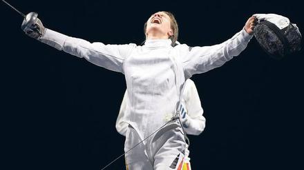 Himmelhoch jauchzend. Für Britta Heidemann wäre alles andere als eine Qualifikation für die Olympischen Spiele 2012 in London eine Enttäuschung. Foto: AP/dapd
