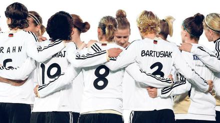 Schulterschluss. Die deutschen Nationalspielerinnen müssen sich nach der enttäuschenden WM Mut zu sprechen.