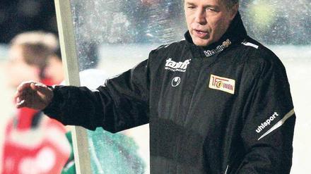 Nicht nach oben. Unions Trainer Uwe Neuhaus war in Fürth geknickt, kann aber auf eine gute Hinrunde blicken. Foto: dapd