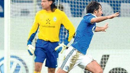 Nicht aufzuhalten. Schalkes spanischer Angreifer Raúl wurde von Werder kaum behelligt. Hier bejubelt er sein Tor zum 3:0, Bremens Torwart Tim Wiese ist bedient. Foto: dapd