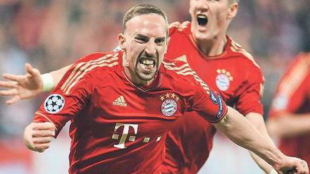 So geht’s. Franck Ribéry bejubelt sein Führungstor, Bastian Schweinsteiger auch. Foto: dpa