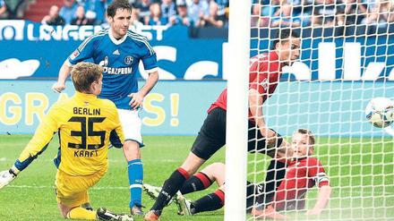 Spalier stehen (und sitzen!) zum Abschiedstor. Herthas restlos überforderte Abwehr schaut zu, wie Schalkes Weltstar Raúl zum zwischenzeitlichen 3:0 trifft. Foto: dpa