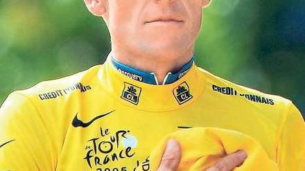 Hand aufs Herz. Lance Armstrong antwortete wie gewohnt auf die neuen Vorwürfe: „Ich habe nie gedopt.“ Foto: Reuters