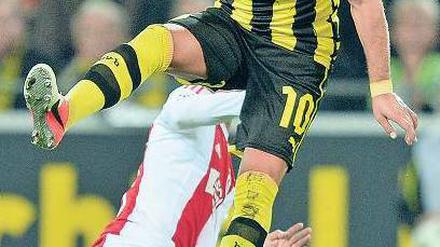Höhenflug. Der Dortmunder Mario Götze bei einem wuchtigen Kopfball. Das Tor für Dortmund erzielte allerdings sein Teamkollege Robert Lewandowski. Foto: dpa