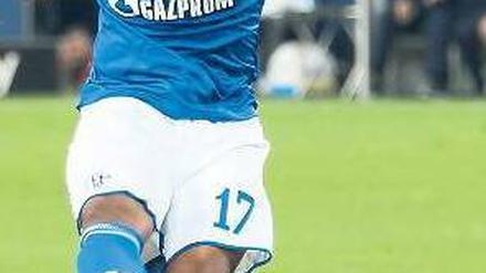 Vom Punkt zum Tor. Farfan verwandelt einen Elfmeter zum 1:0 für Schalke. Foto: dpa