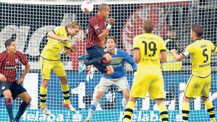 Der Aufsteiger, der nicht verlieren will. Bamba Anderson (Mitte) trifft per Kopf zum 3:3 für Eintracht Frankfurt; es war das letzte Tor in einem Spiel mit hohem Unterhaltungswert. Foto: Reuters