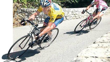 Bilder von einst. Der Zweikampf Lance Armstrong (l.) gegen Jan Ullrich riss Millionen mit – beide sind längst als Doper überführt. Foto: dapd