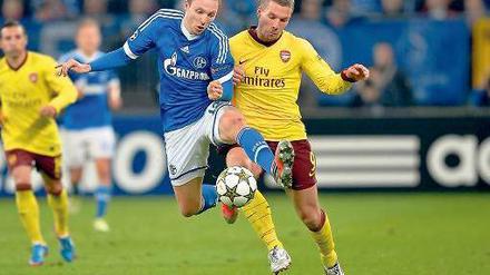 Duell der Ellbogen. Marco Höger (links) mit Arsenals Lukas Podolski. Foto: dapd