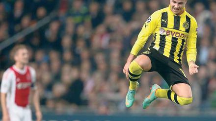 Zum Davonschweben. Mario Götze freut sich über sein Tor zum 2:0 gegen Ajax Amsterdam. Foto: Eibner
