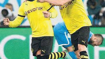 Renn, wenn du kannst. Mario Götze kommt nicht recht von der Stelle, weil er gerade Dortmunds erstes Tor erzielt hat. Foto: AFP