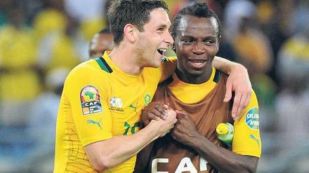 Gemeinsam stark. Dean Furman (l.) ist der einzige Weiße in Südafrikas Team, das das Viertelfinale beim Afrika-Cup erreicht hat. 
