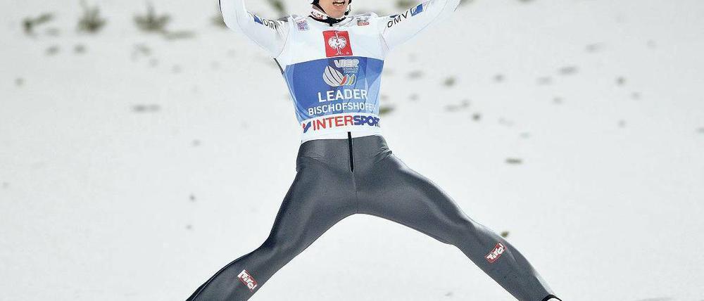 Beim ersten Mal gleich Sieger. Thomas Diethart aus Österreich hat bei seiner Premiere auf Anhieb die Vierschanzentournee gewonnen. Foto: AFP